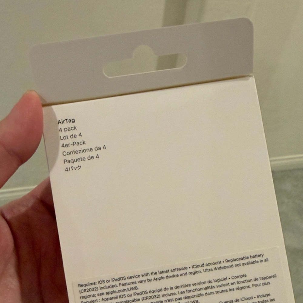 Apple AirTag Set with White Packaging - Picture 3 of 4